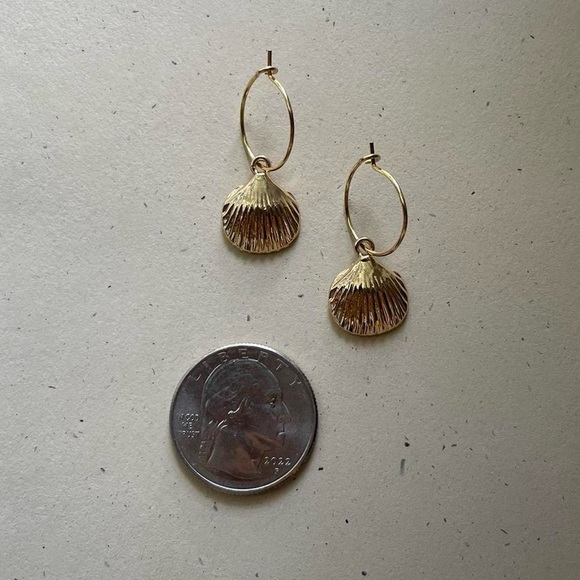 Gold Shell Hoops Earrings - Picture 4 of 4